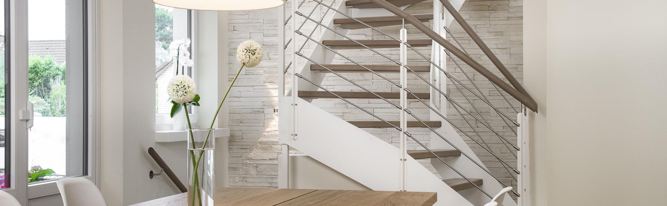 Halb gewendelte HPL-Treppe mit weißen HPL-Wangen, Stufen und Handlauf in der Holzart Eiche geölt mit TBV Echtholz-Öl Farbton Gris Belge