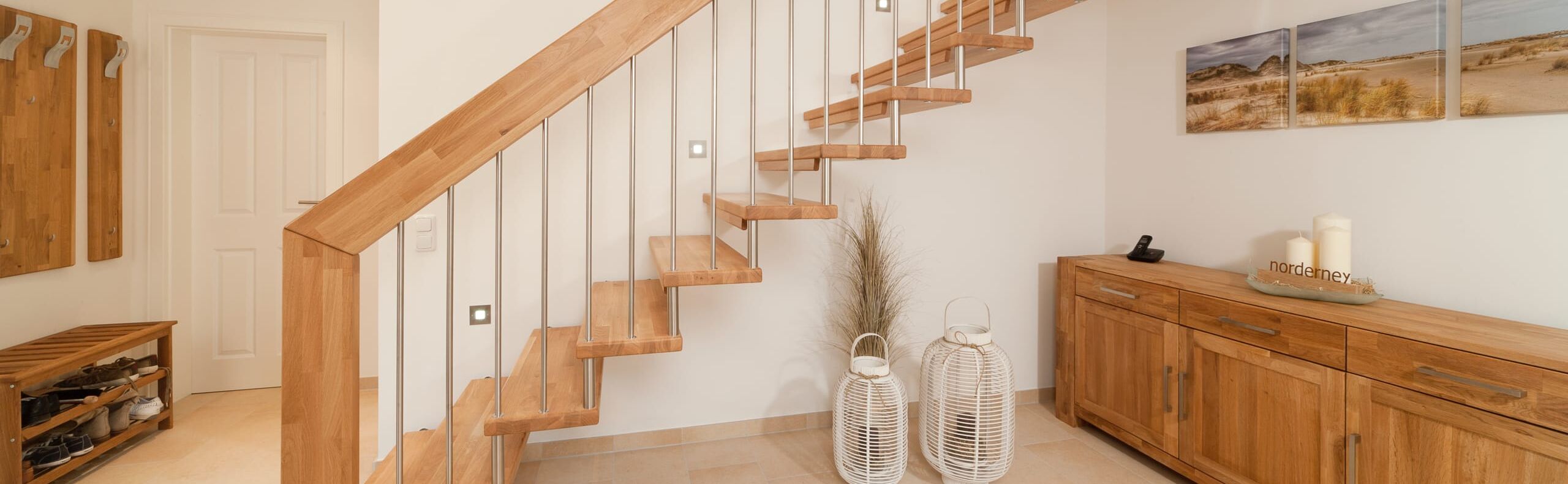 Freitragende Treppe mit Edelstahlstäben; Holzart Eiche mosaik
