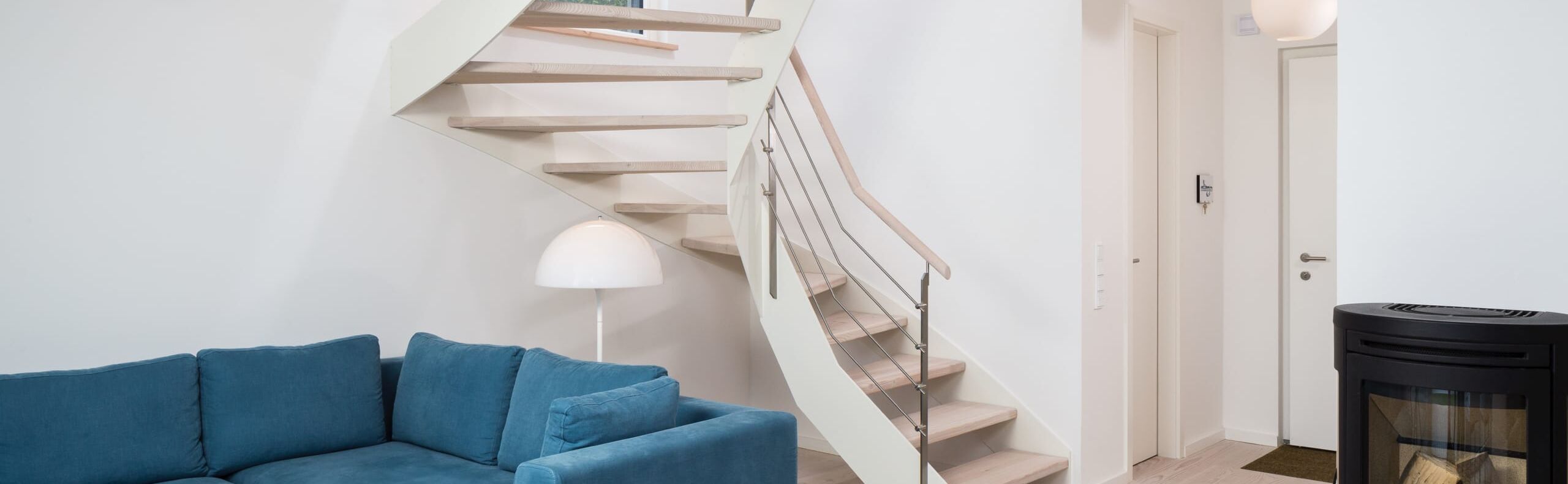HPL-Treppe mit weißer Wange und Relinggeländer; Stufen und Handlauf in der Holzart Douglasie weiß gekälkt (vom Kunden selbst gekälkt).