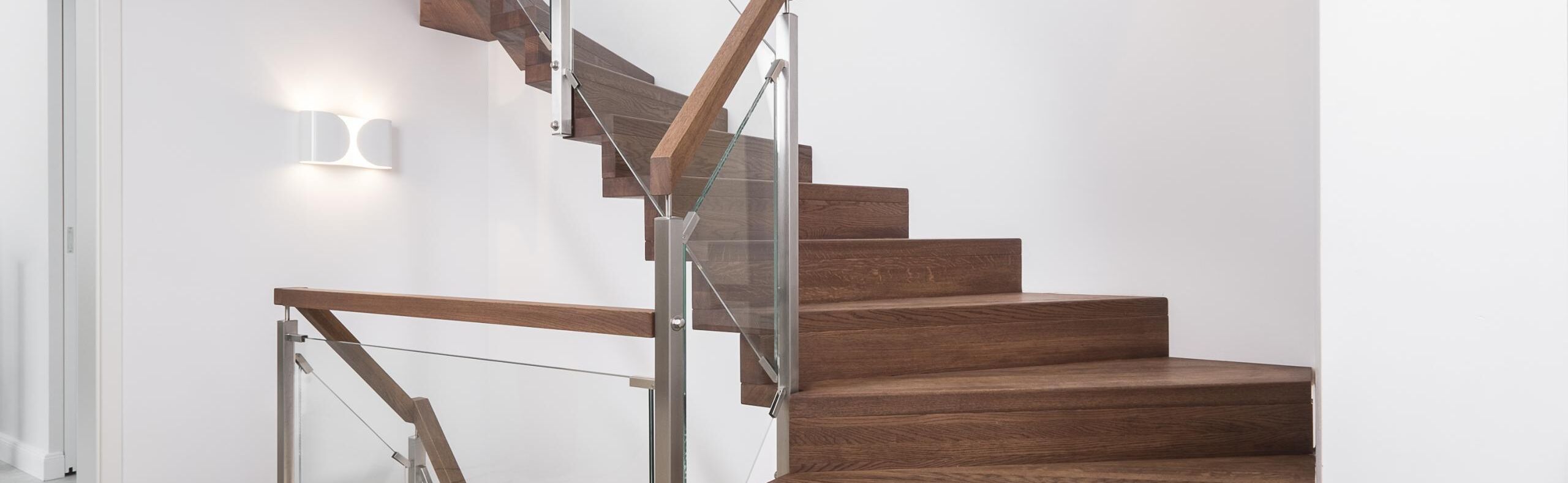 Faltwerktreppe über 3 Etagen in der Holzart Eiche braun geölt mit TBV Echtholz-Öl Chocolat, Glasgeländer mit Sicherheitsglas