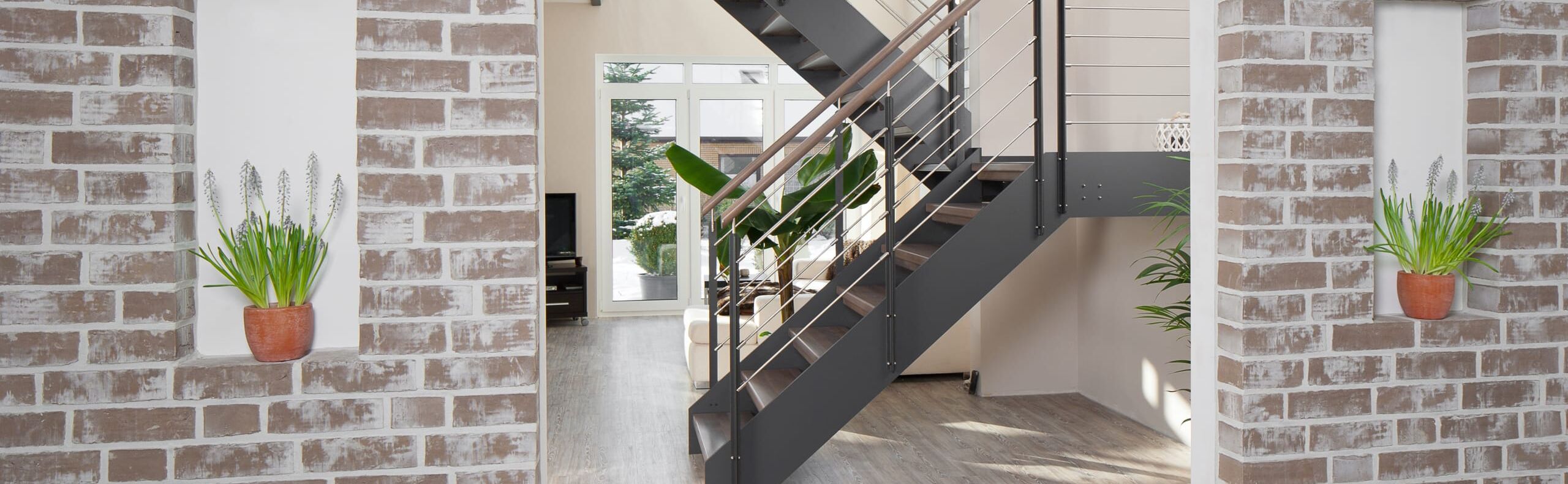 HPL-Treppe mit Podest und Relinggeländer, Stufen und Handlauf Holzart Buche grau gebeizt.